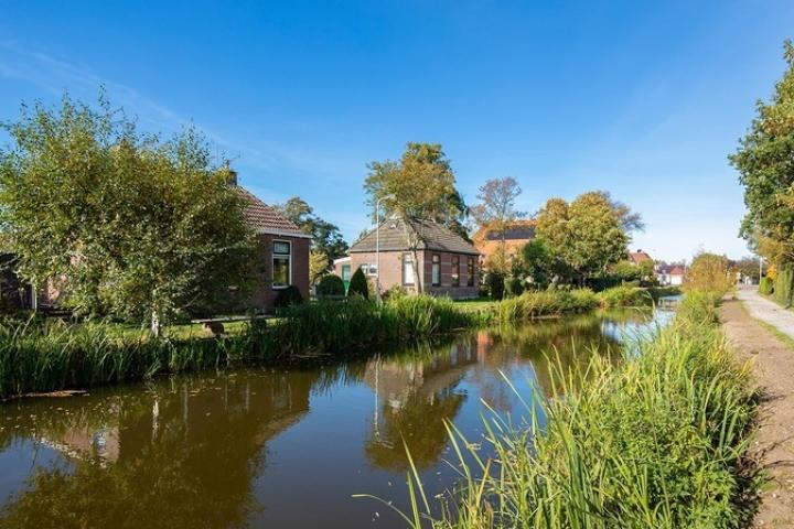 Foto met huizen aan een vaart